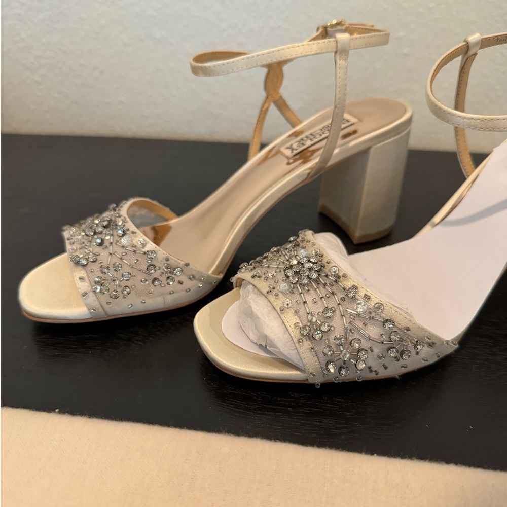 NWT Badgley Mischka Blaine Embellished Block Heel - Picture 9 of 9